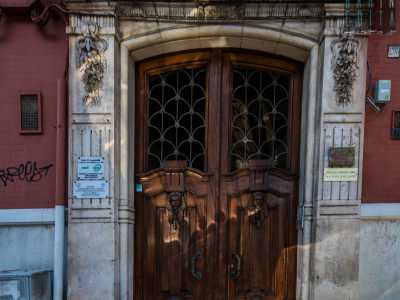 A colpire maggiormente lo sguardo del visitatore � il portone, in legno e ferro battuto, a due ante...